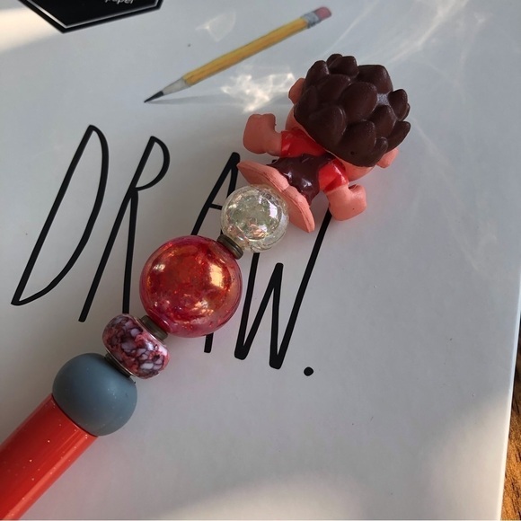 Disney Doorables: Wreak it Ralph: Ralph handmade beaded pen - Picture 3 of 3